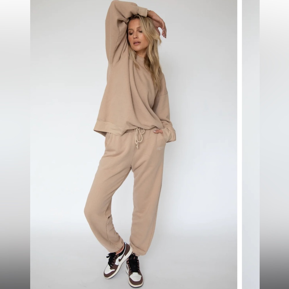 RESA Bodhi sweatpants in sand.